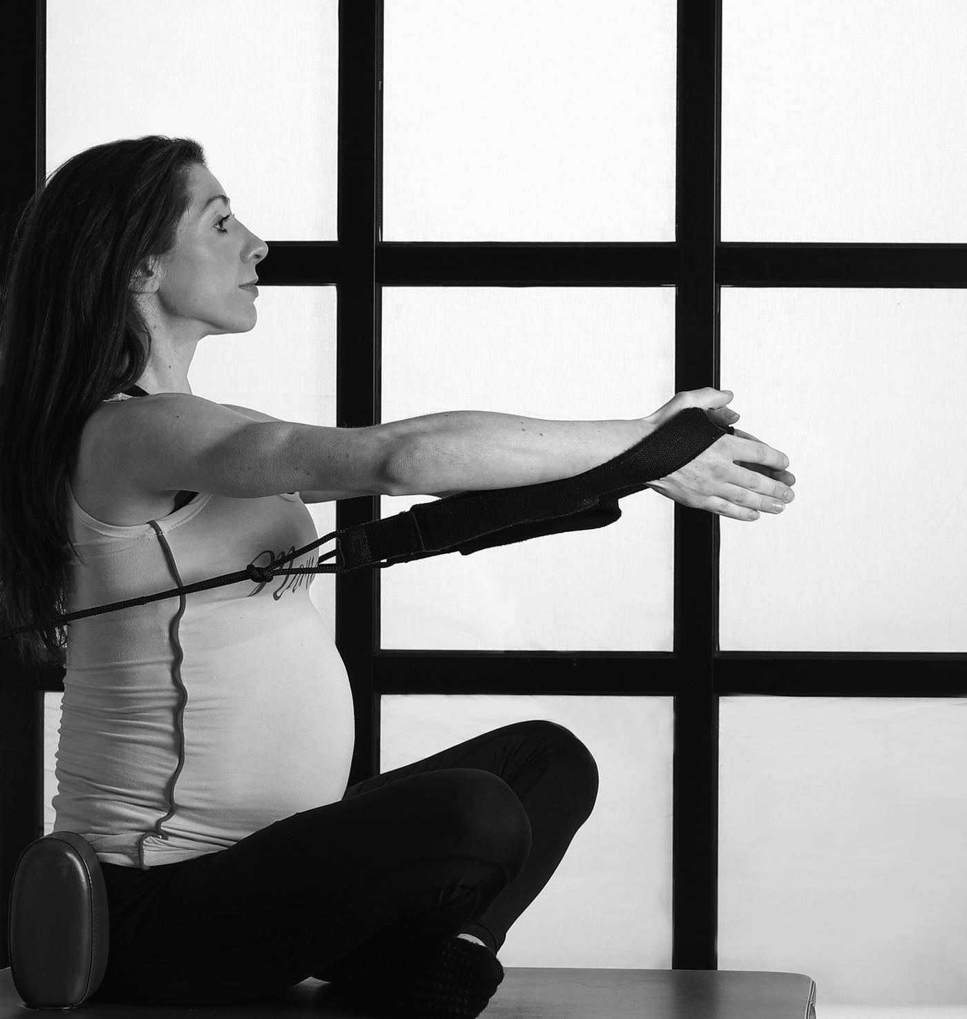 Hamile bir kadının direnç bandıyla pilates çalışması